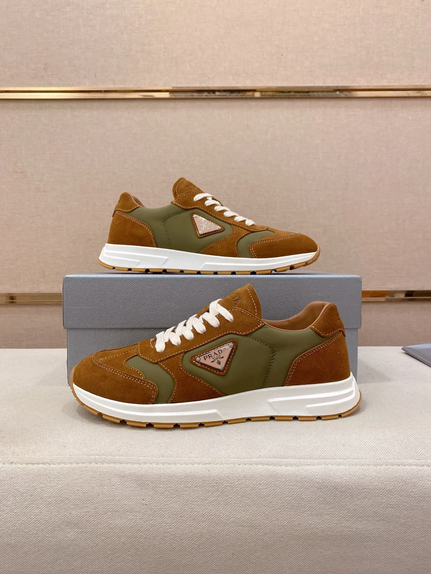 Men's Men's Shoes 💰 620💰 ✔️✔️✔️High version High-quality new PRADA (Prada) counters are launched simultaneously. The new men's shoes and 😘fabrics are selected from first-layer cowhide fabrics. Lining: Imported cowhide leather lining. 👍🏿High-end☄️Open-molded non-slip rubber outsole, exquisite lines, simple and elegant, comfortable and high-end for leisure travel. Code number: 38 to 45